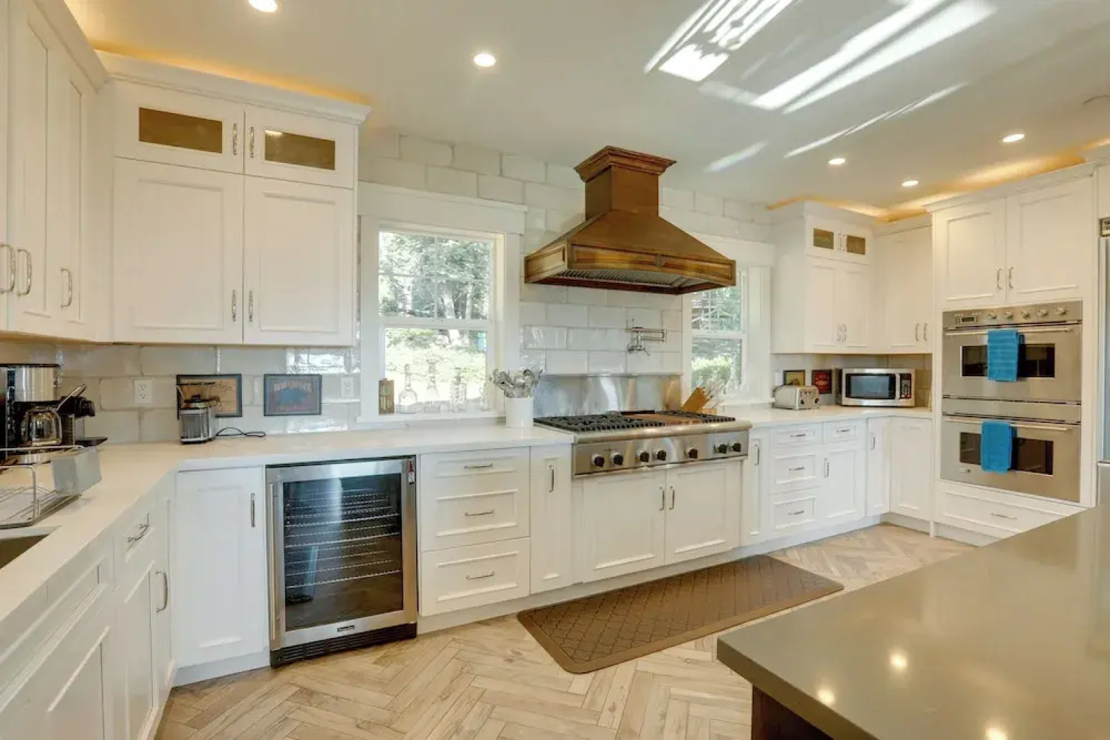 Lake Tahoe Views & Hot Tub: Stunning Luxury Home!