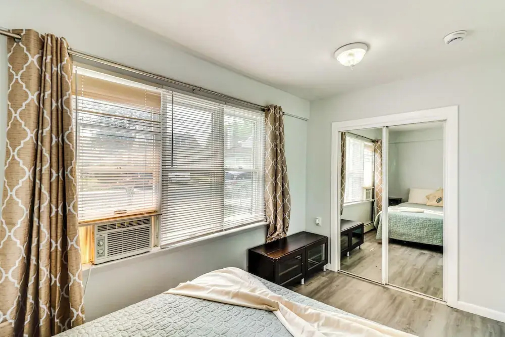 Cozy Keansburg Cottage: Walk to Beach & Boardwalk!