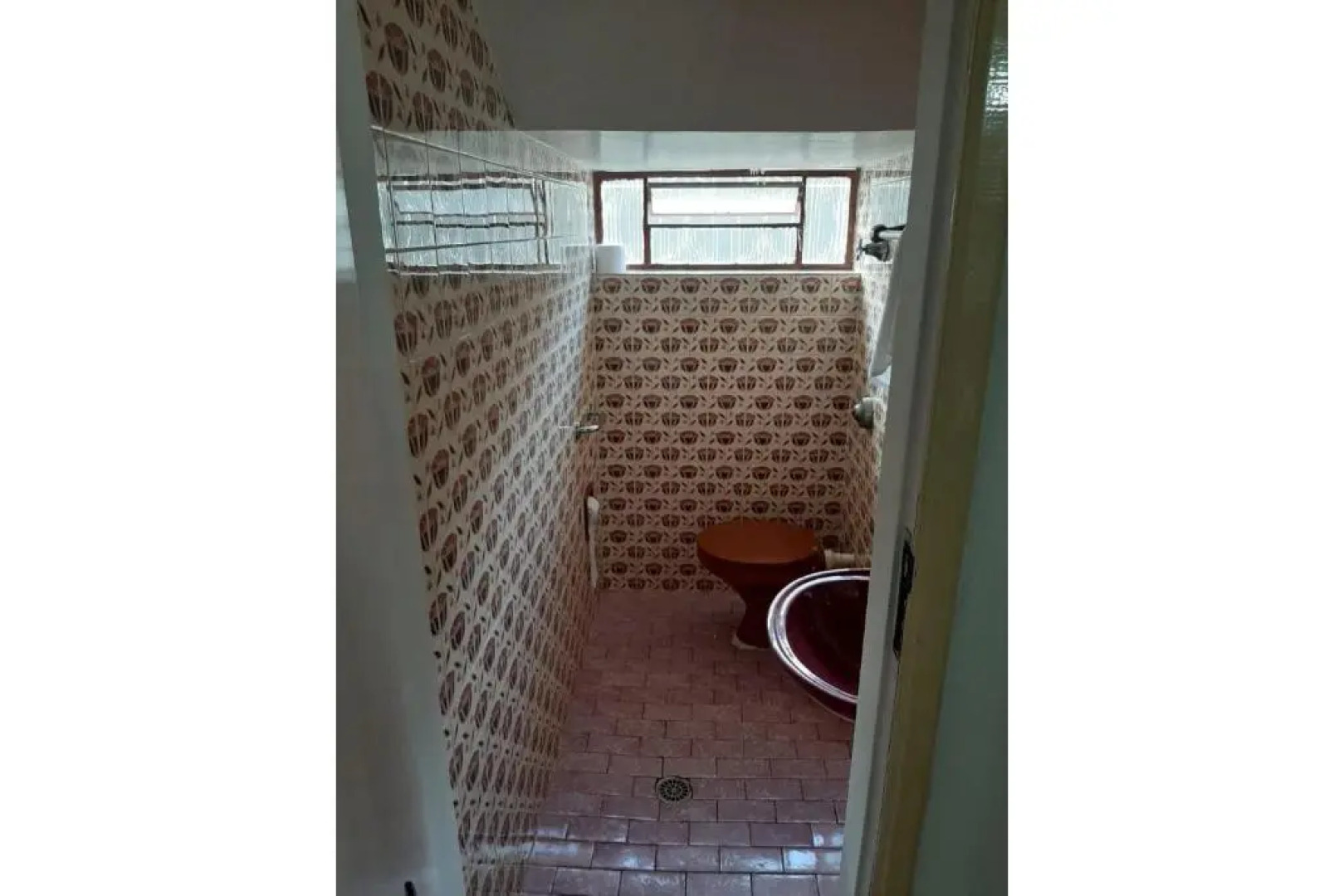 Casa 5 quartos, ampla, a 100 metros da praia. Amigos e família são bem vindos a essa casa. Venha viver momentos inesquecíveis aqui.