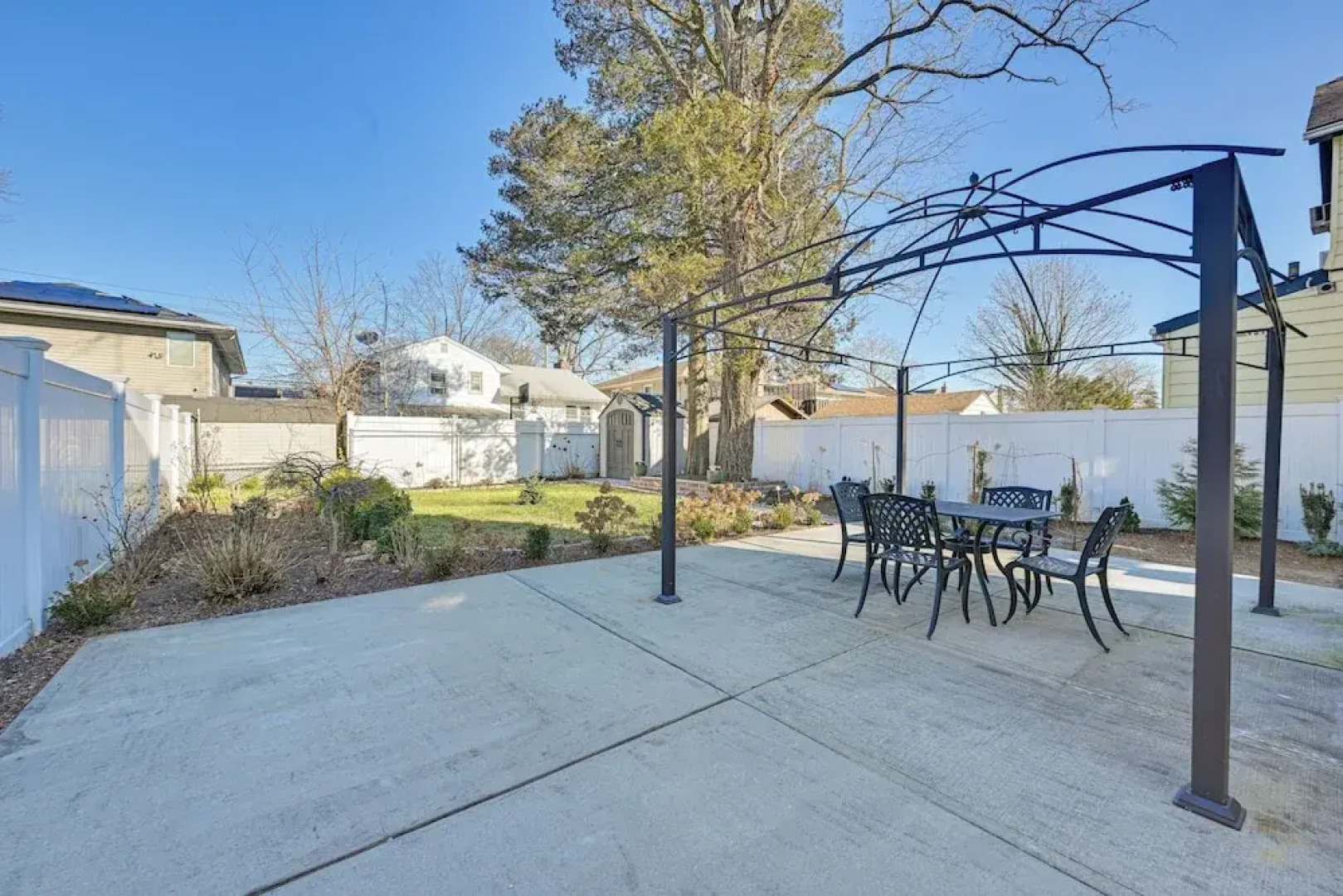 Charming Valley Stream Home: 24 Mi to Central Park