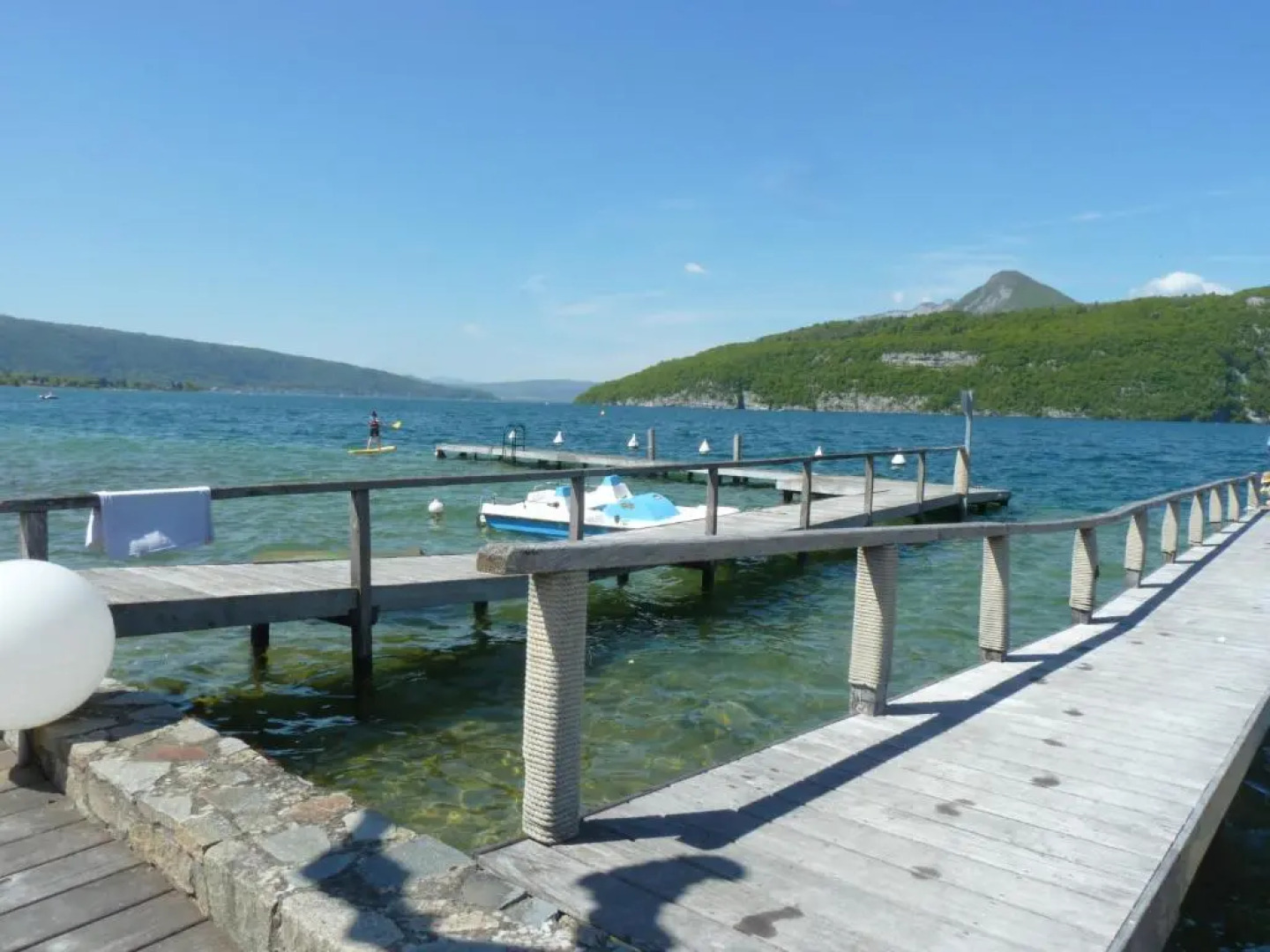 la baie des voiles ,vue lac d'Annecy ,plage privée
