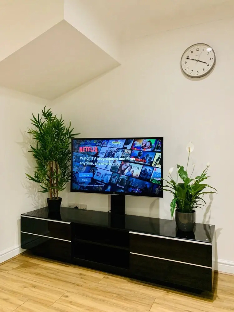 SA Today St Margarets Court Taunton with Fibre Wi-Fi & Netflix