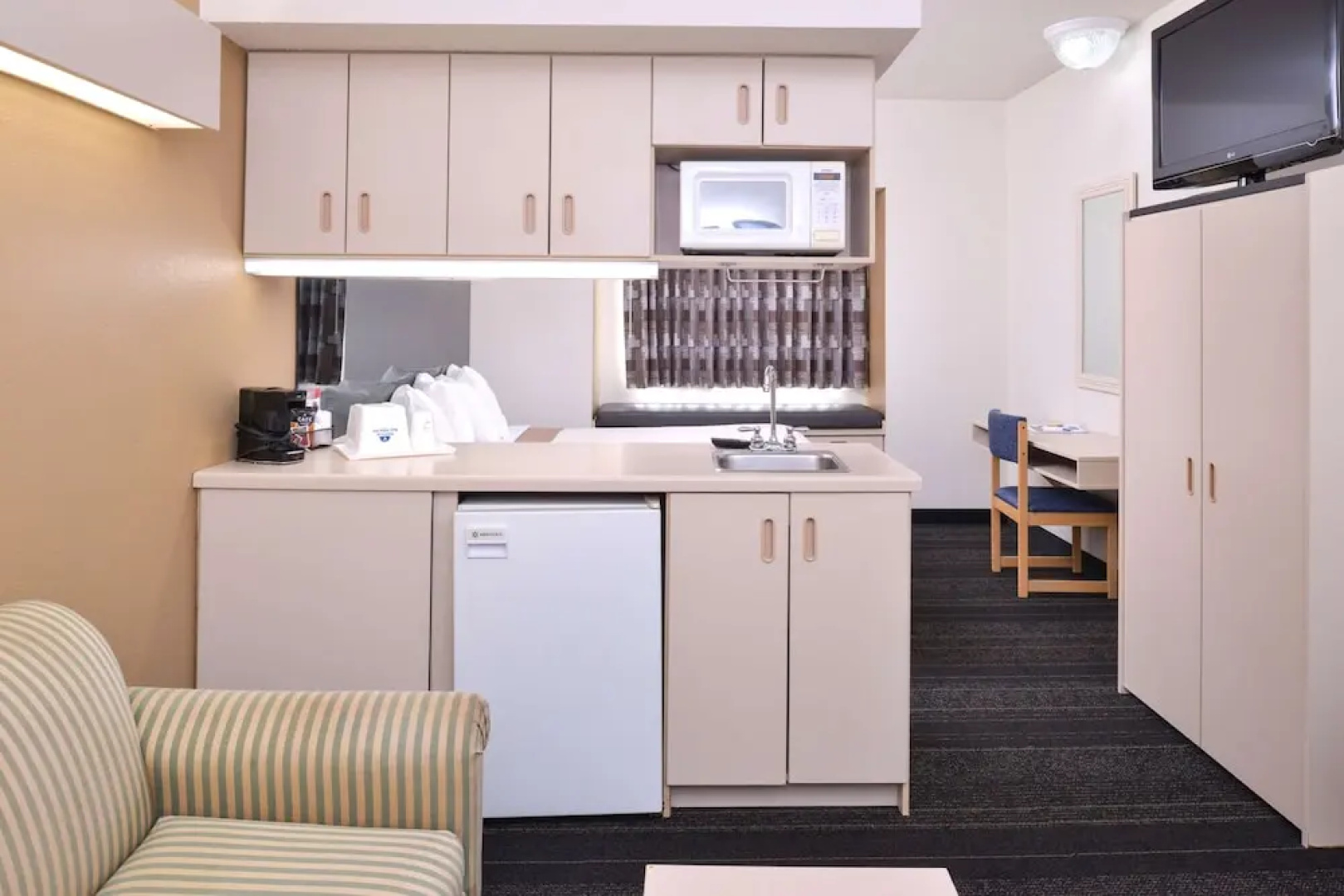 Days Inn & Suites Maryville