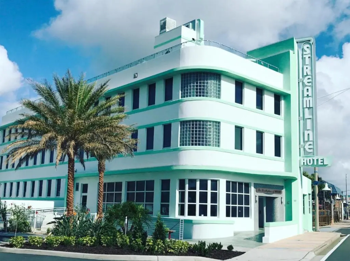 Streamline Hotel