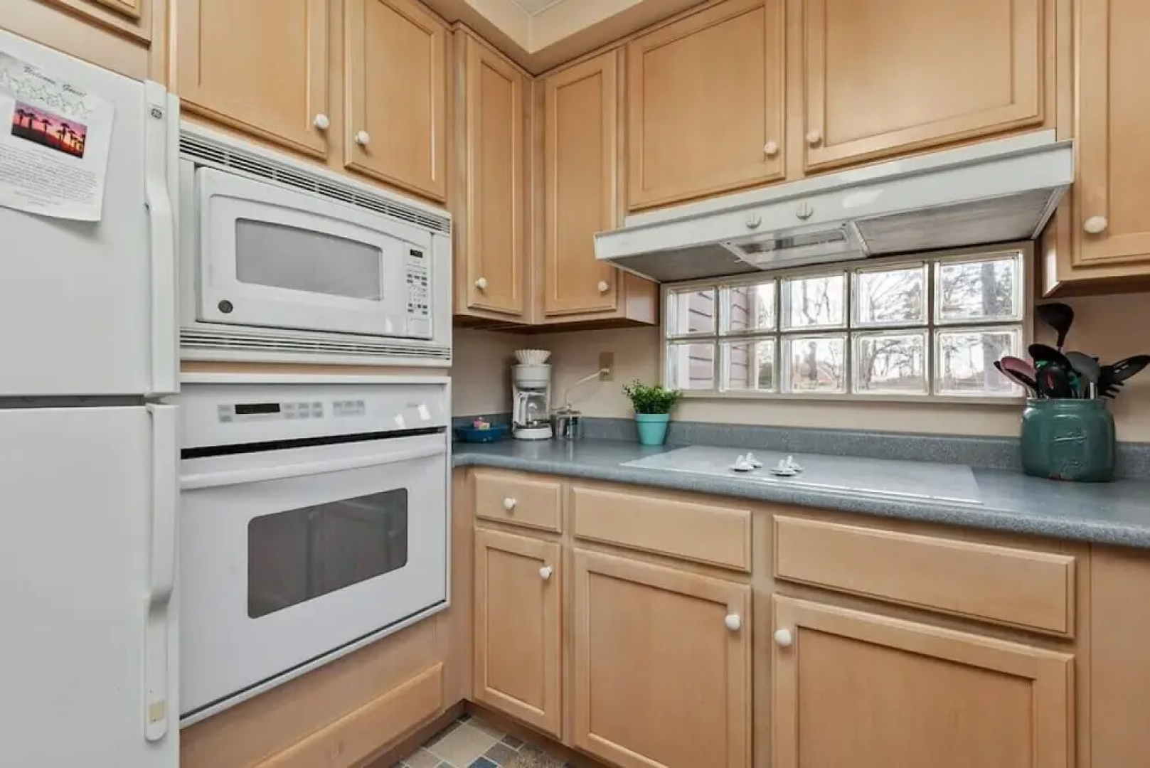 4BR Chalet with Seasonal Pool Hot Tub