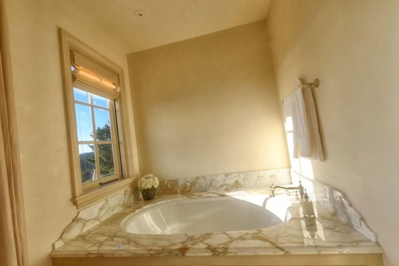 Chateau D' Renaitre - Carmel-By-The-Sea