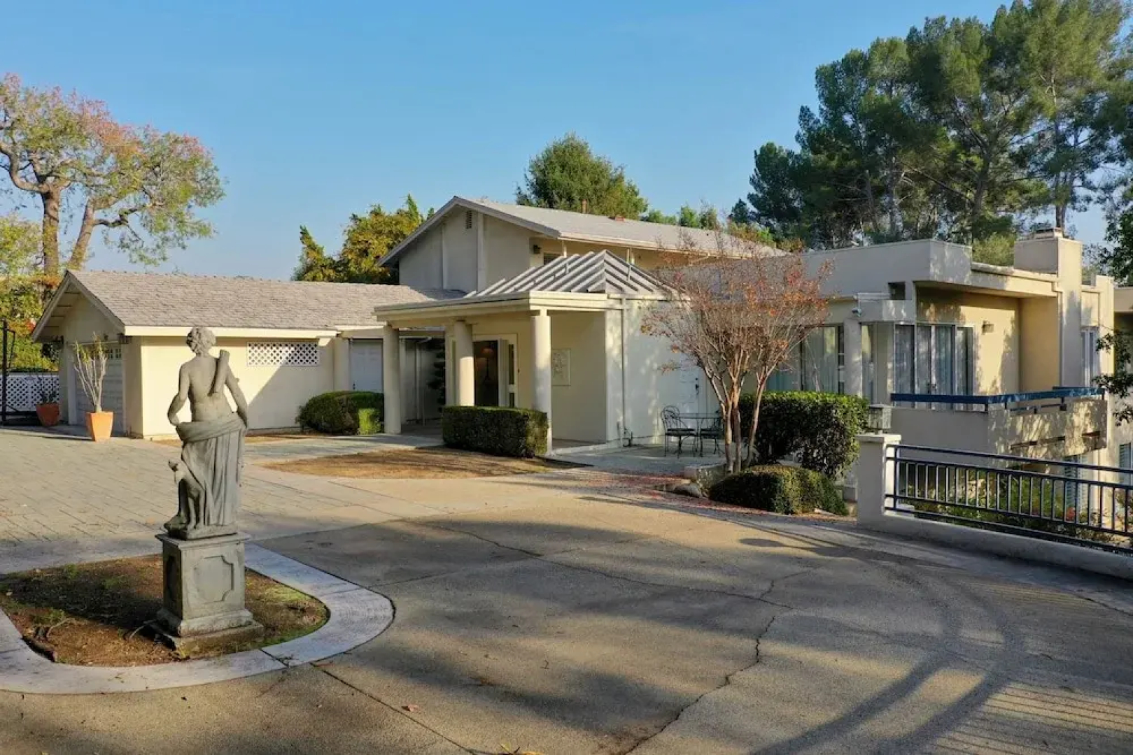 Sunny Pasadena Mansion, Sparkling Heated Pool & Projector Room!