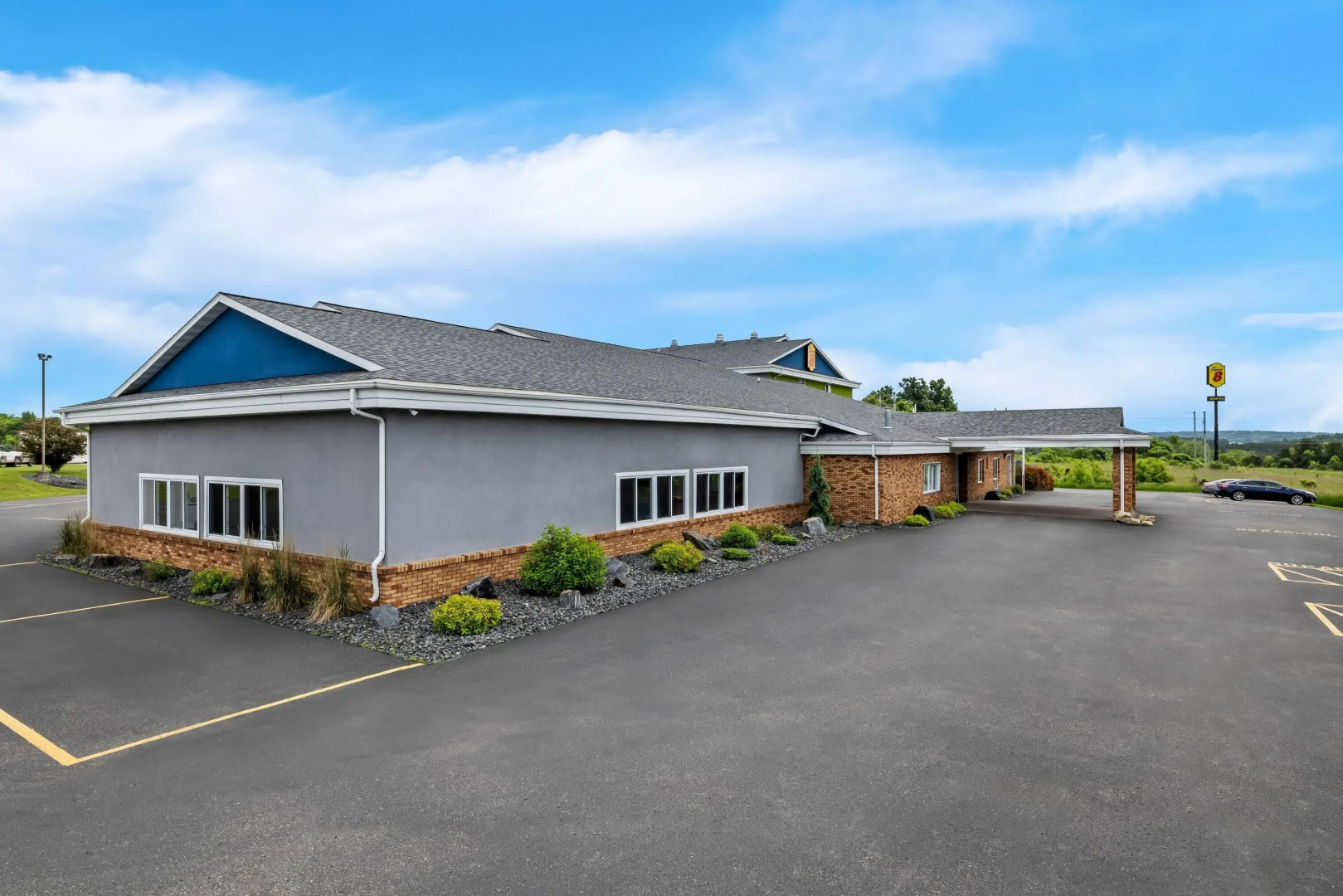 Super 8 by Wyndham Osseo WI