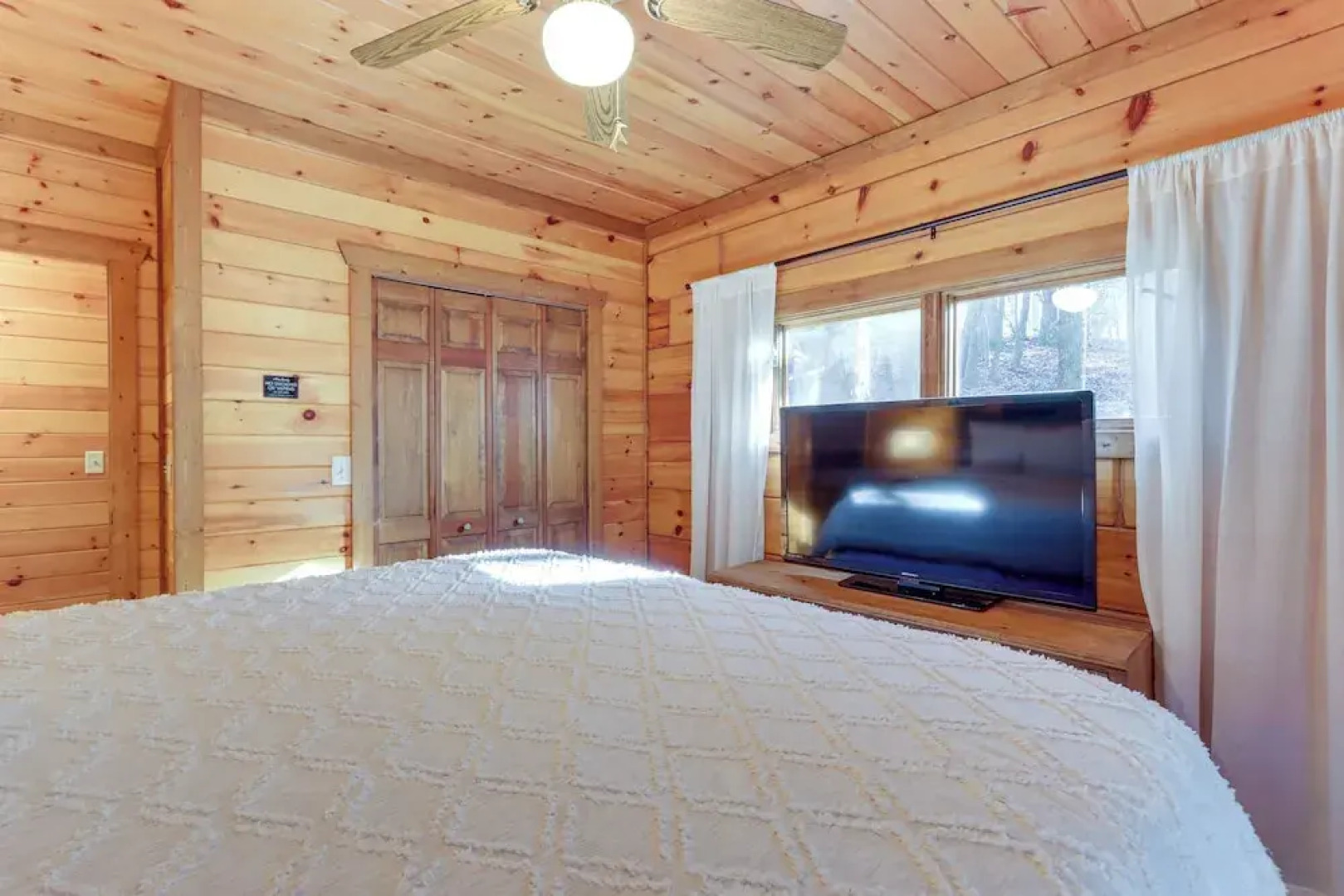 Secluded Cherry Log Cabin w/ Hot Tub + Swings!