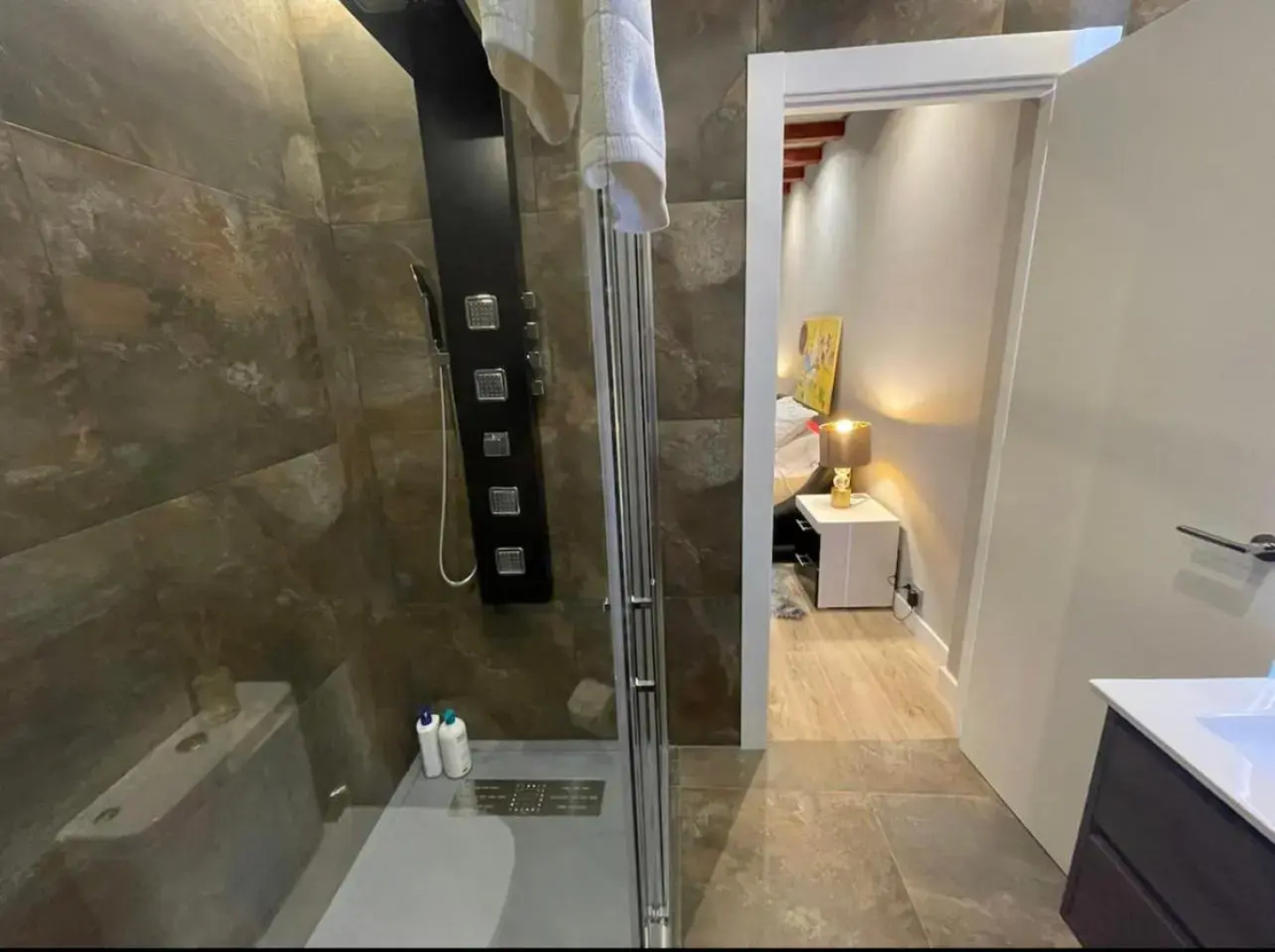 Habitación con cama extra doble más sofa cama apta hasta para 4 personas con baño privado