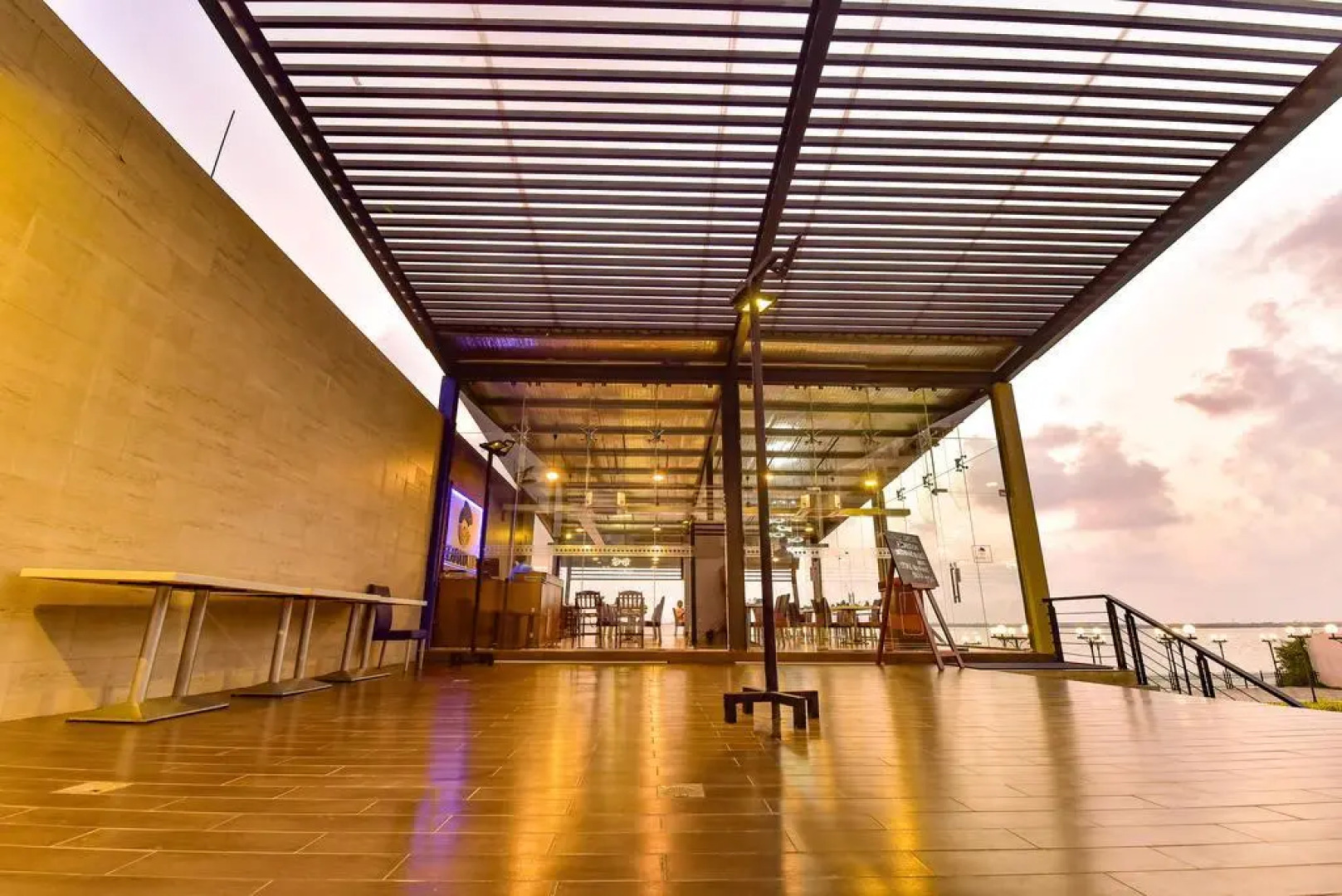 Grandeeza Luxury Hotel