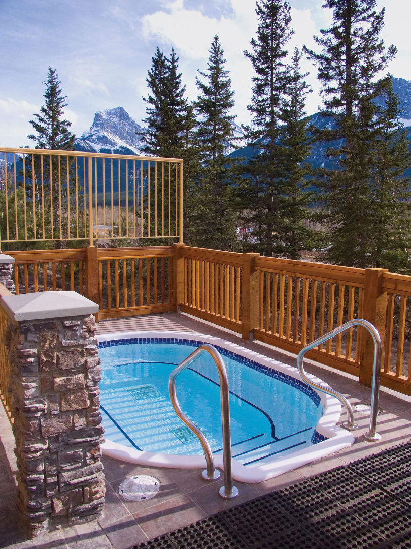 Falcon Crest Lodge by CLIQUE