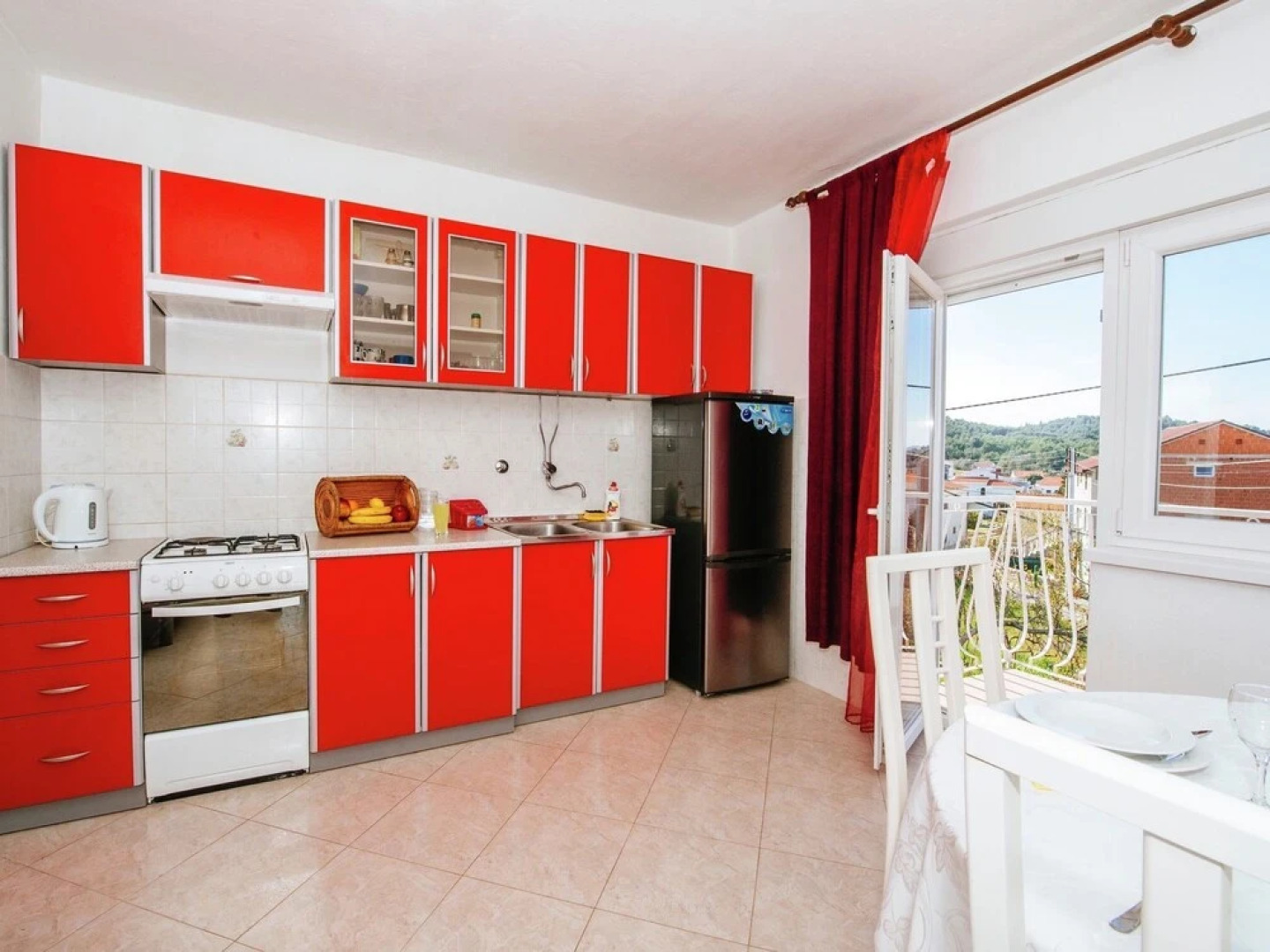 Spacious Apartment with Terrace in Banj