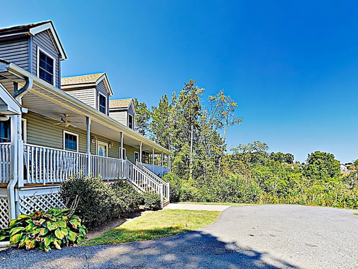 4BR Country Home w/ Hot Tub