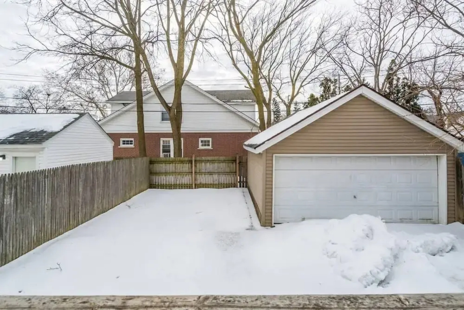 Shiny and Comfortable Oakland House 3 car Driveway