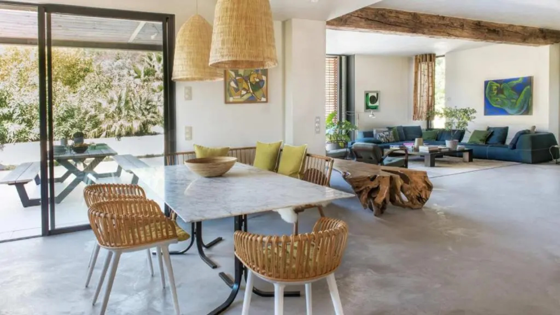 Idéalement situé dans un quartier résidentiel ombragé et proche des commerces et de la mer