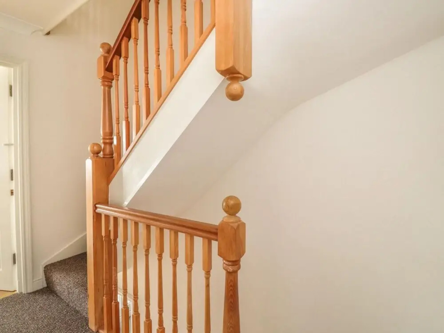 Beachfront House With Stunning sea Views and Jacuzzi Bathtub