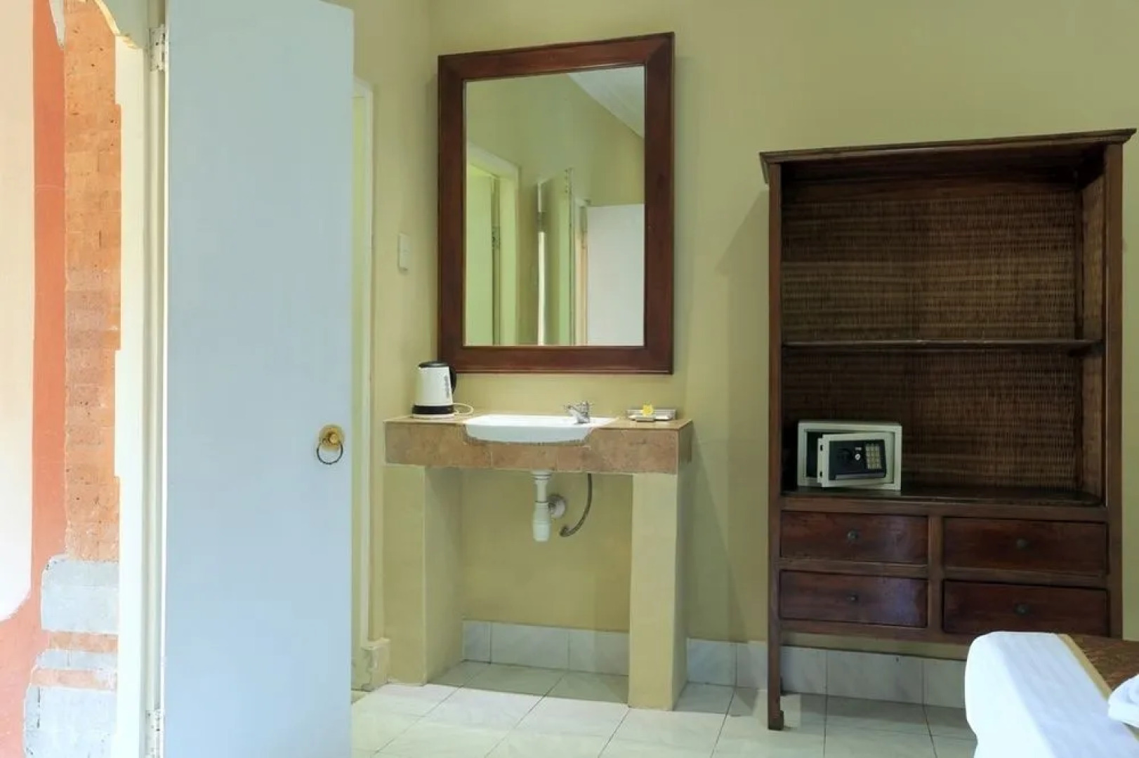 RedDoorz Near Double Six