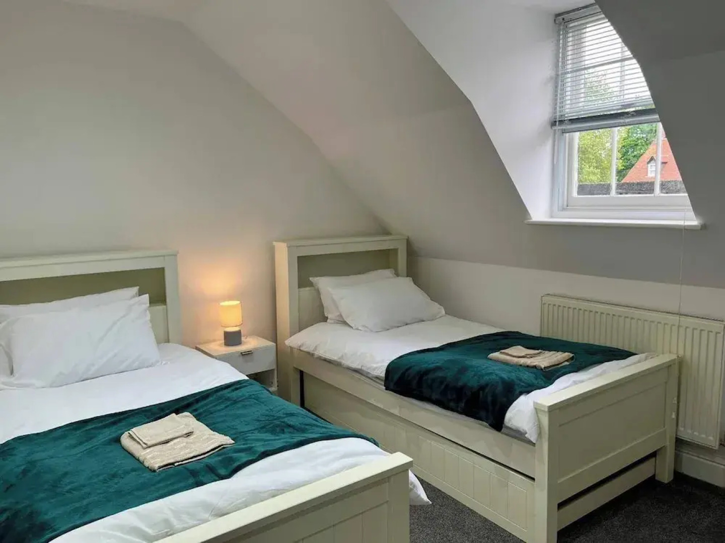 Spacious 4-bed House - Sleeps 11, Garden & Parking