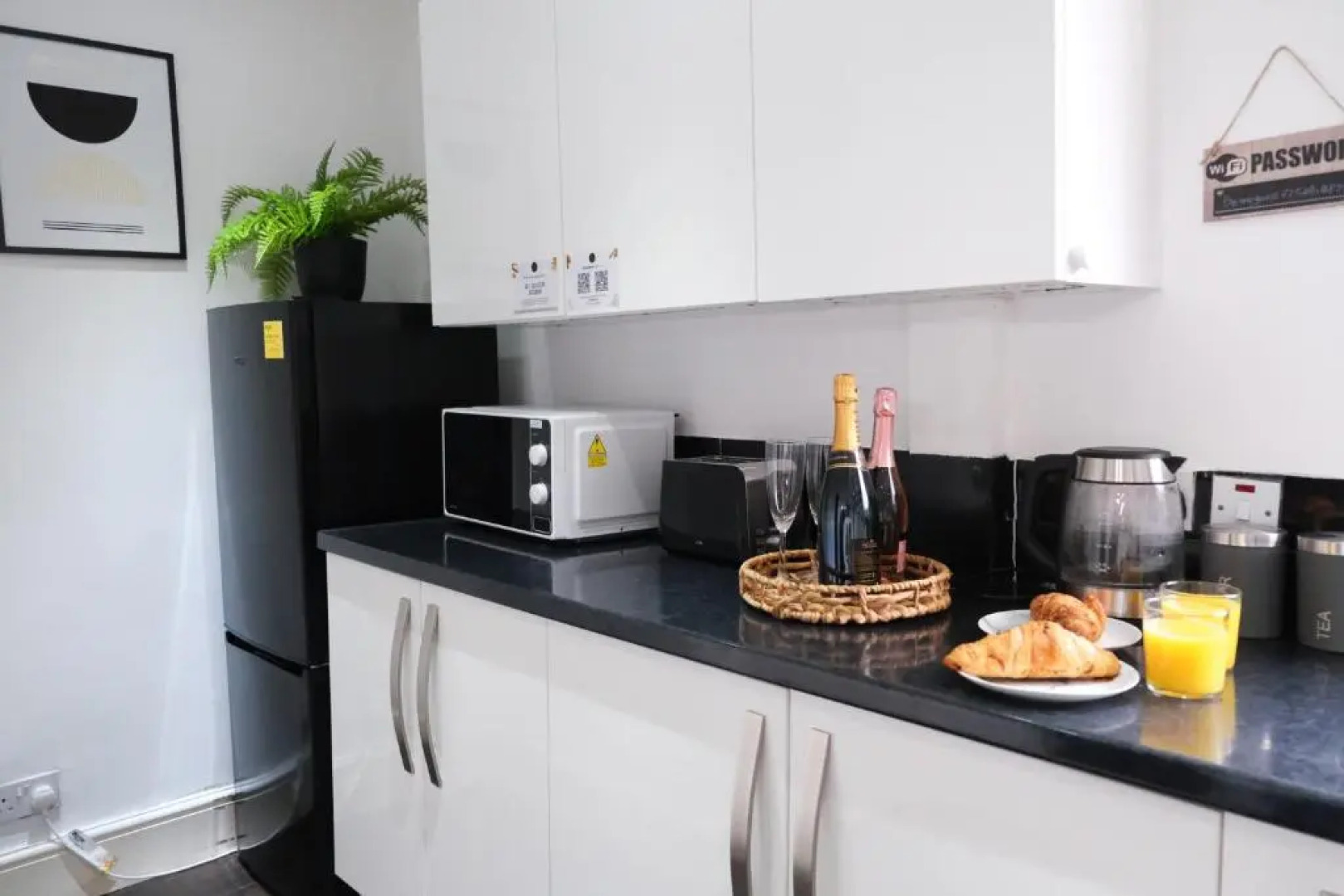 Northway House - Close to M62 and M6