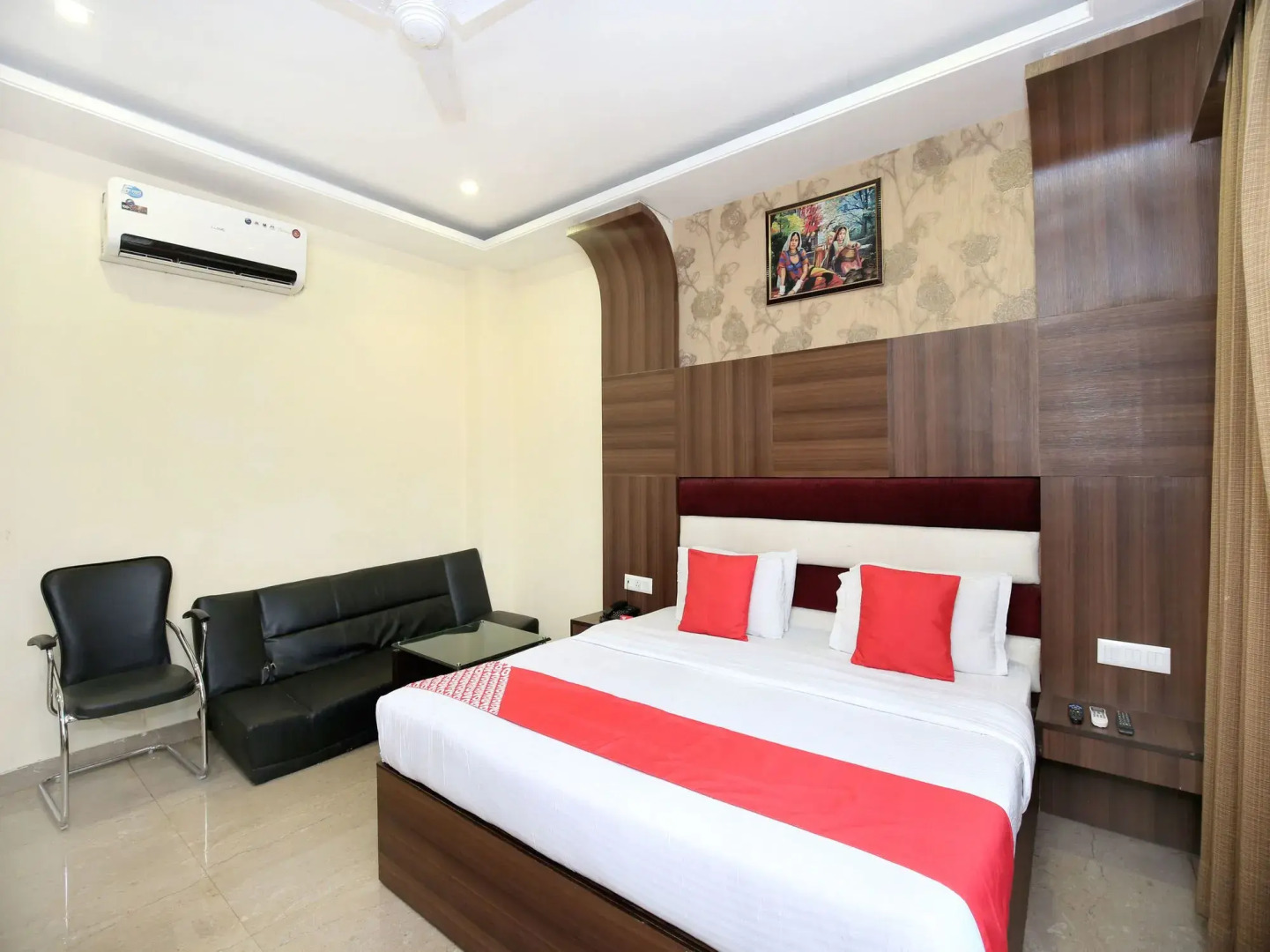 OYO 5710 The Majestic Crown Hotel