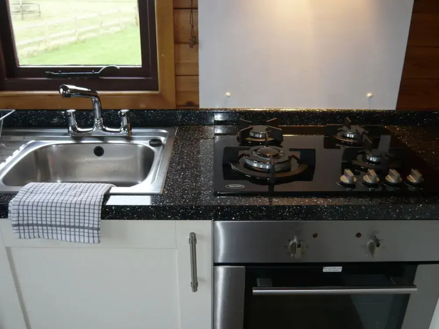 Cosy Pine Lodge With far Reaching Country Views and Large sun Deck
