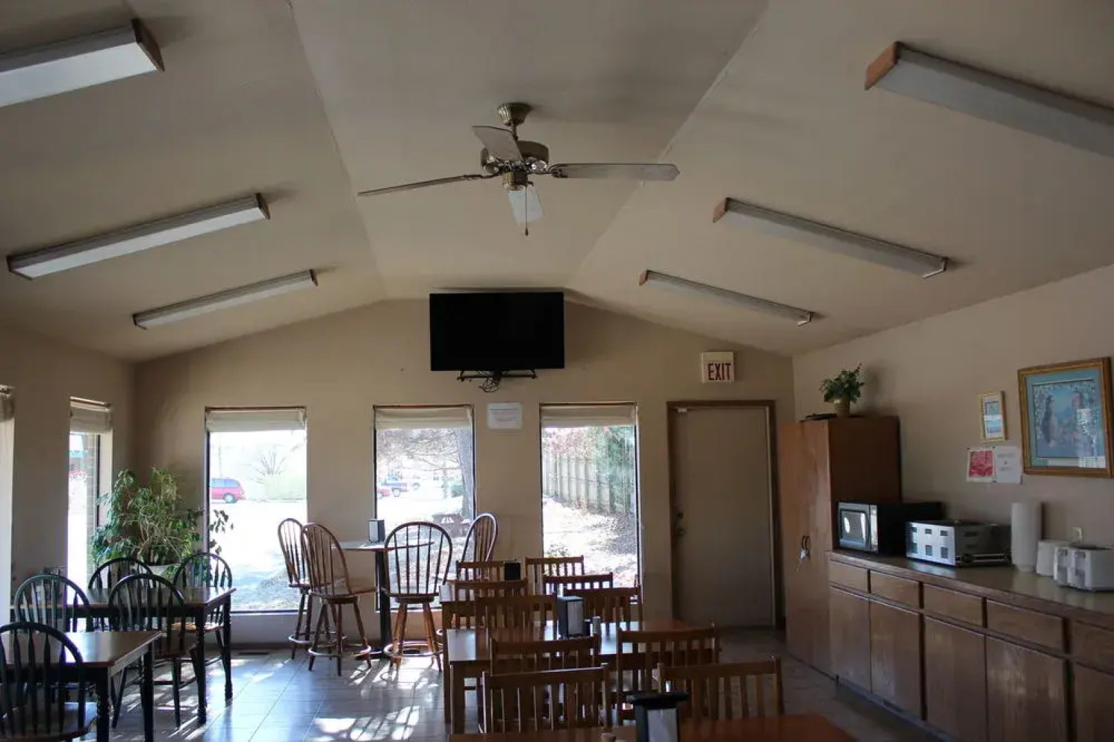 Oak Hill Inn & Suites