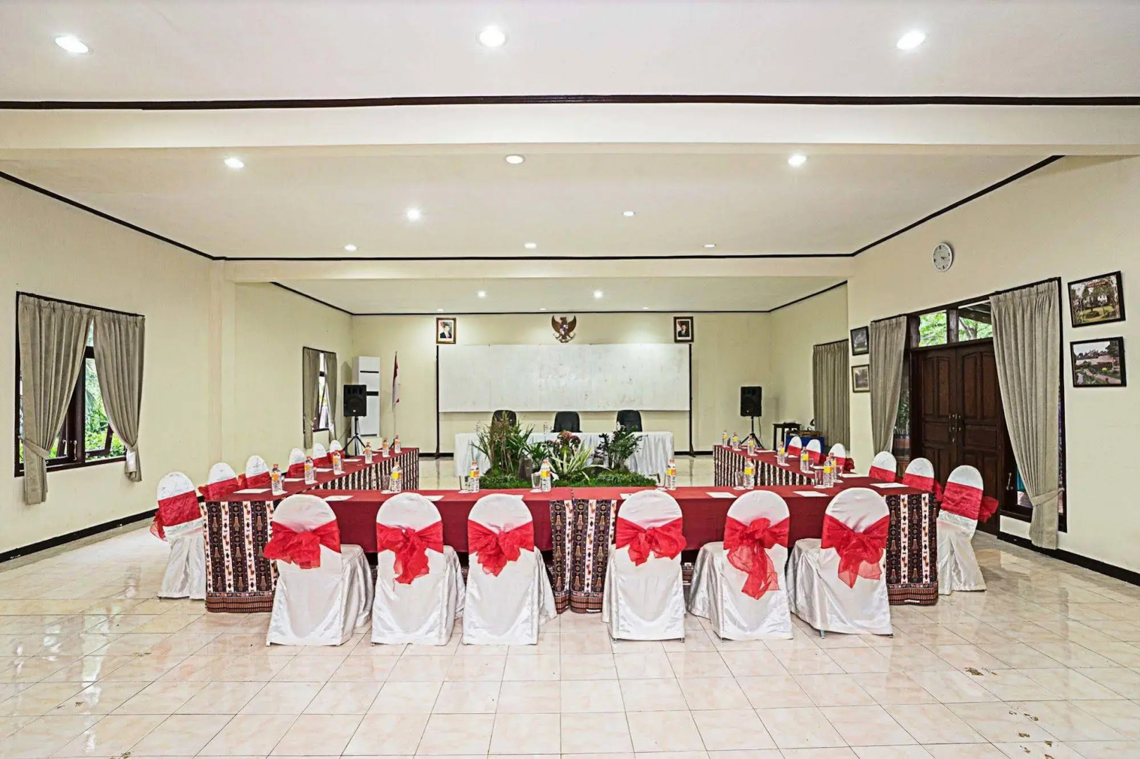 Royal Caravan Hotel Trawas