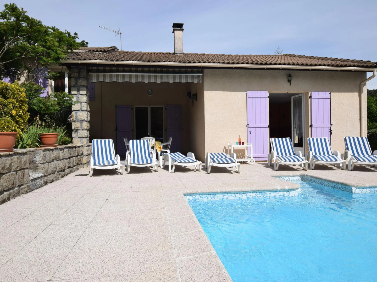 Detached villa in a small villa estate with private swimming pool