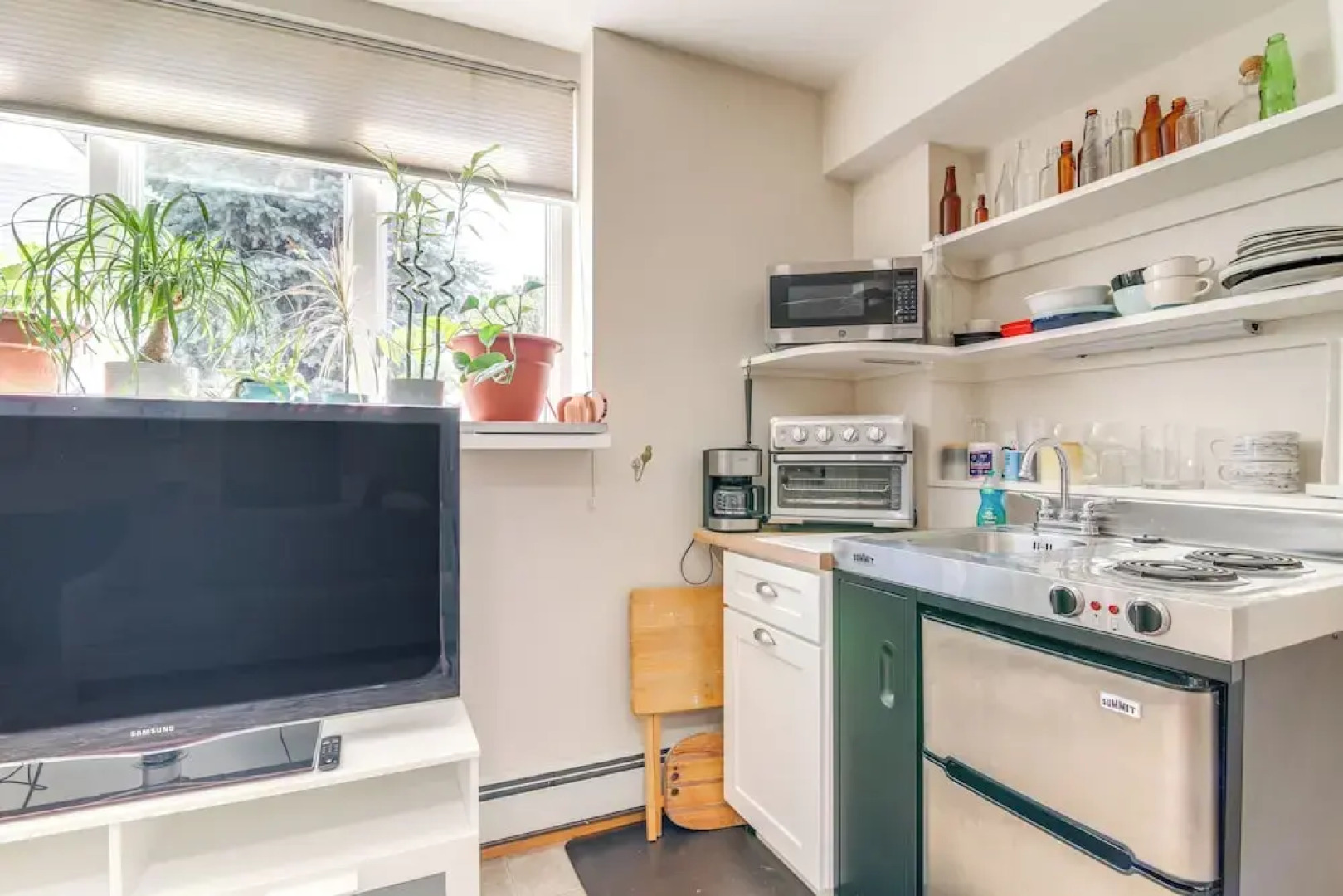 Pet-friendly Garden Studio ~ 25 Mi to Boston!