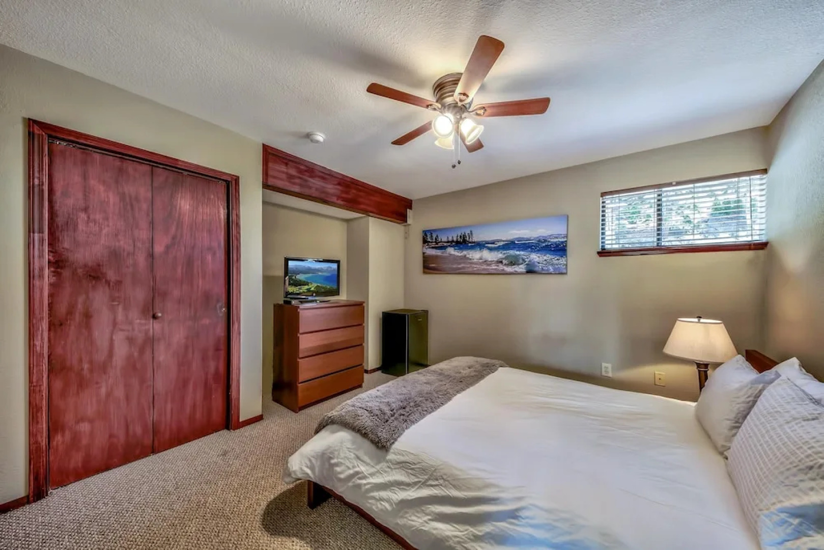 Mv49 Lake Tahoe a Block From the Caverock Beach