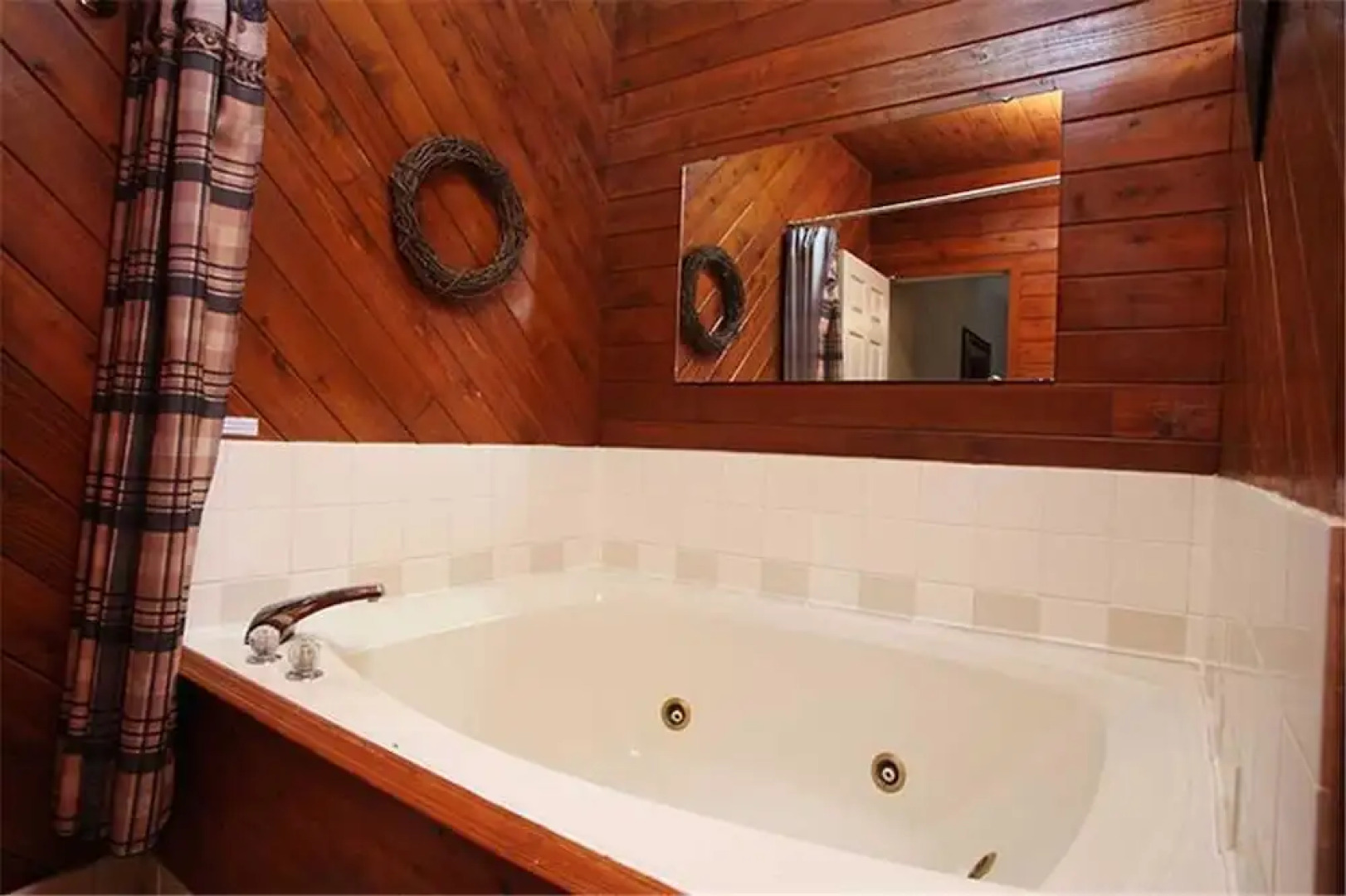 On Eagles Wings 2 Bedroom Mountain View Home with Hot Tub