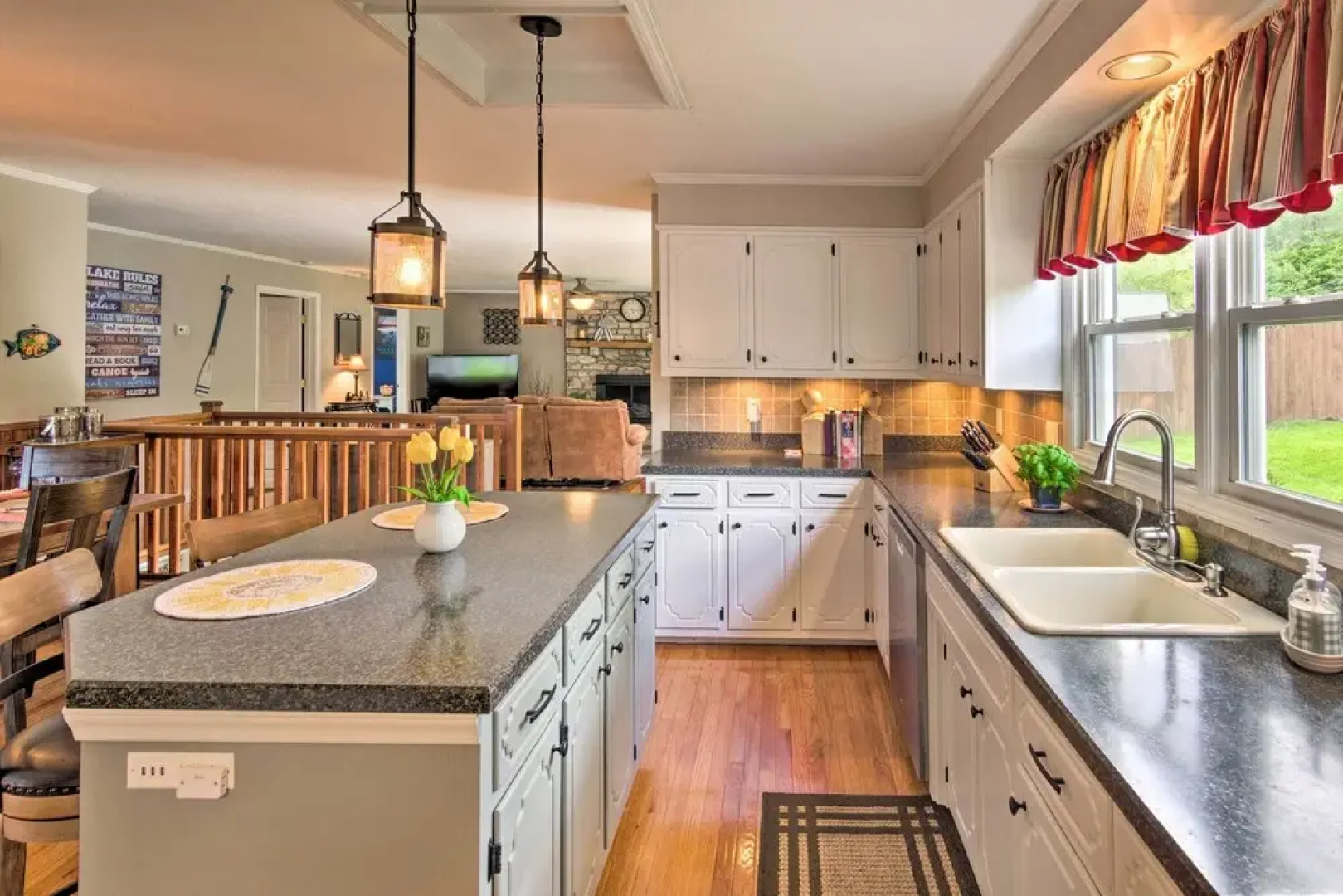 'paradise Lakehouse' in Hickory w/ Dock & Views!