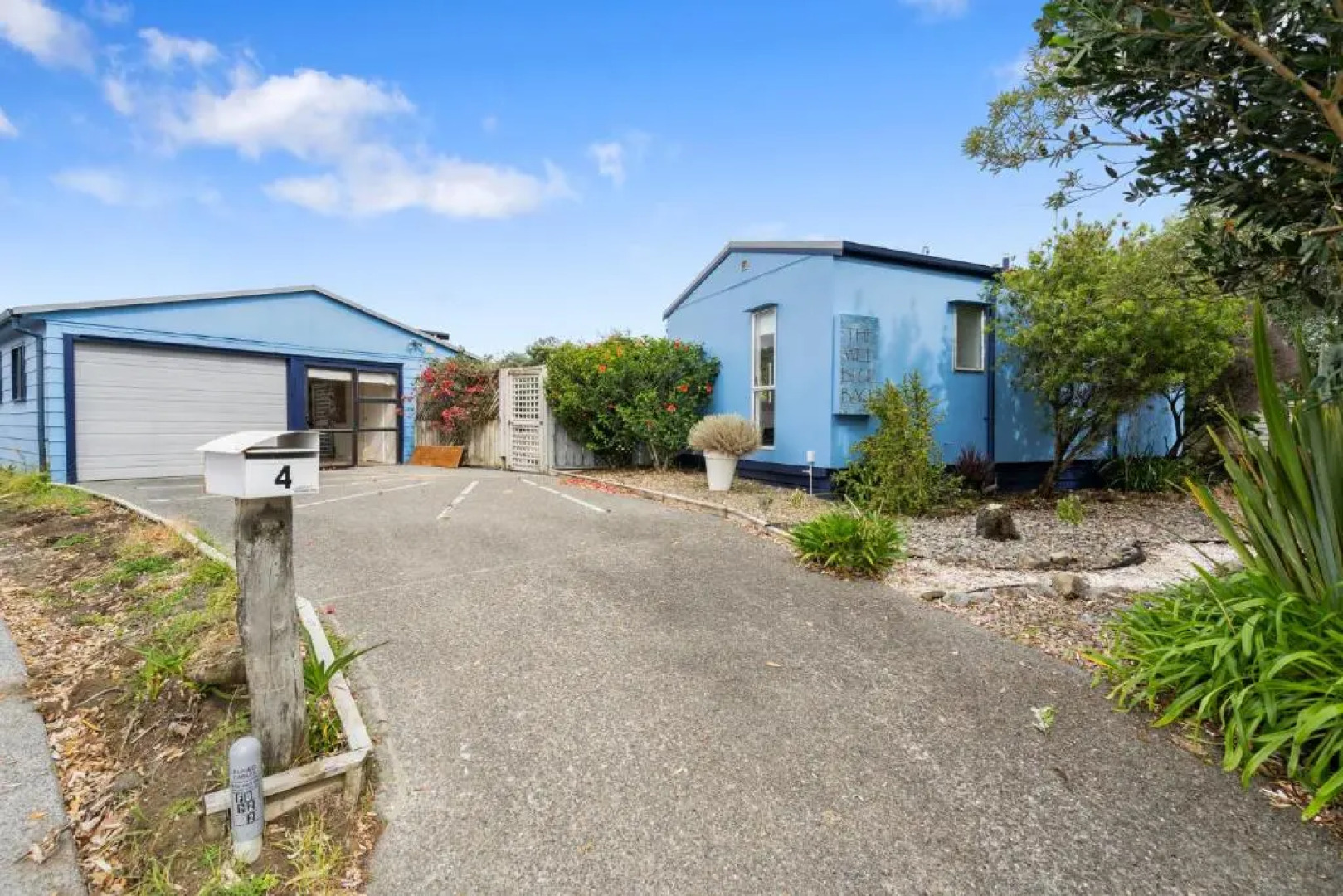 The Wee Blue Bach - Waikanae Beach Holiday Home
