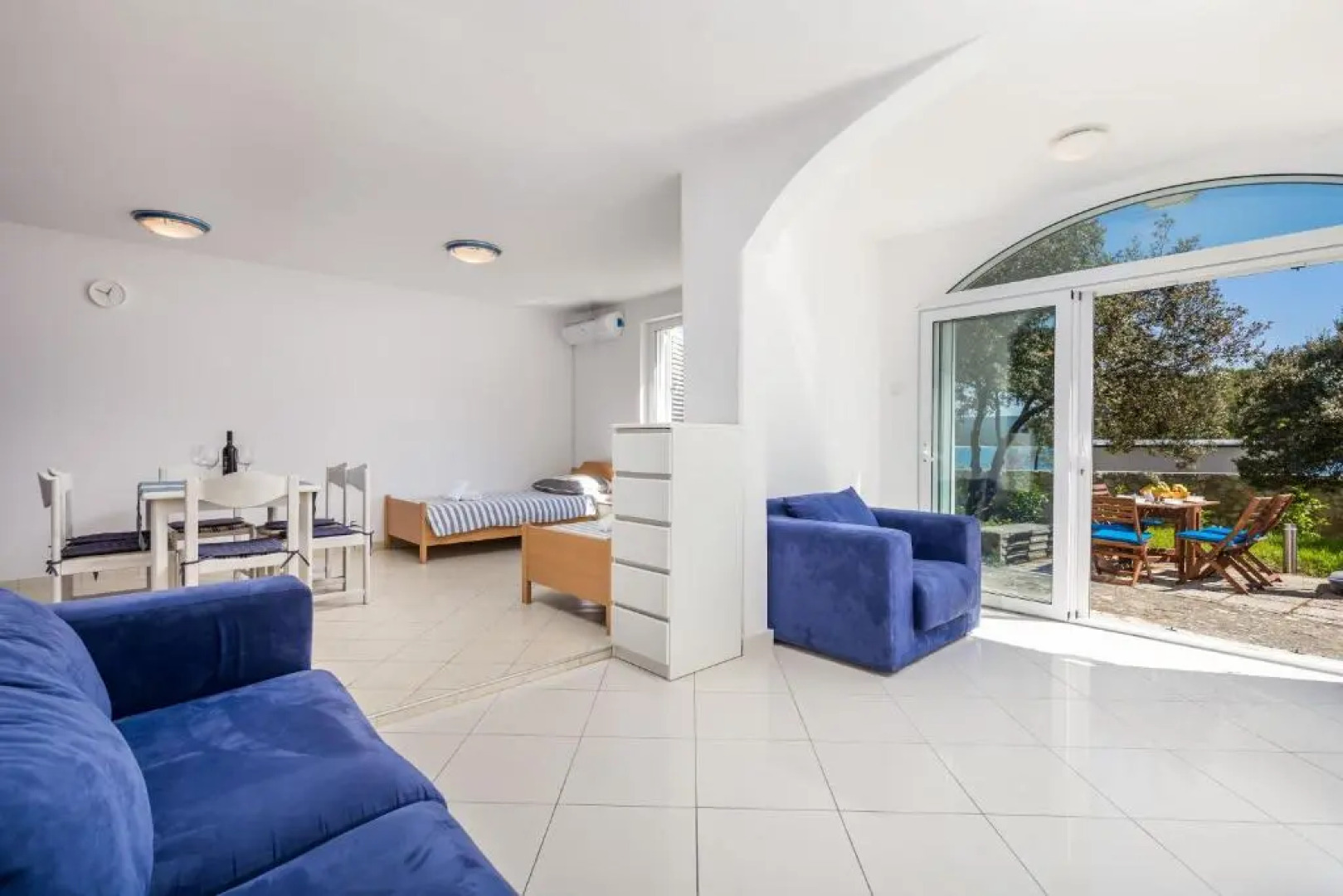 Apartment in pinewood near the sea