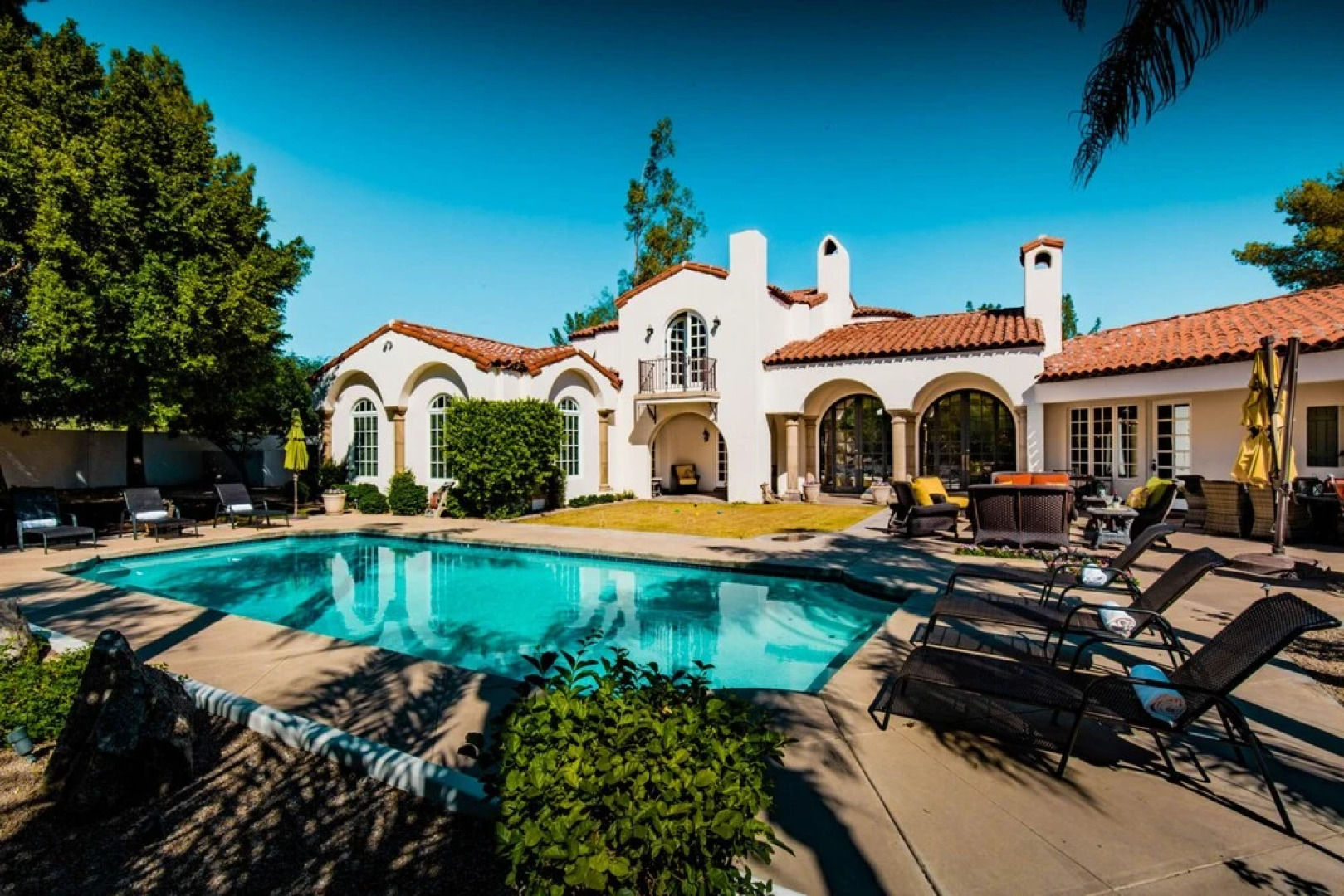 Catalina by Avantstay | Private Grand Estate - Backyard & Pool