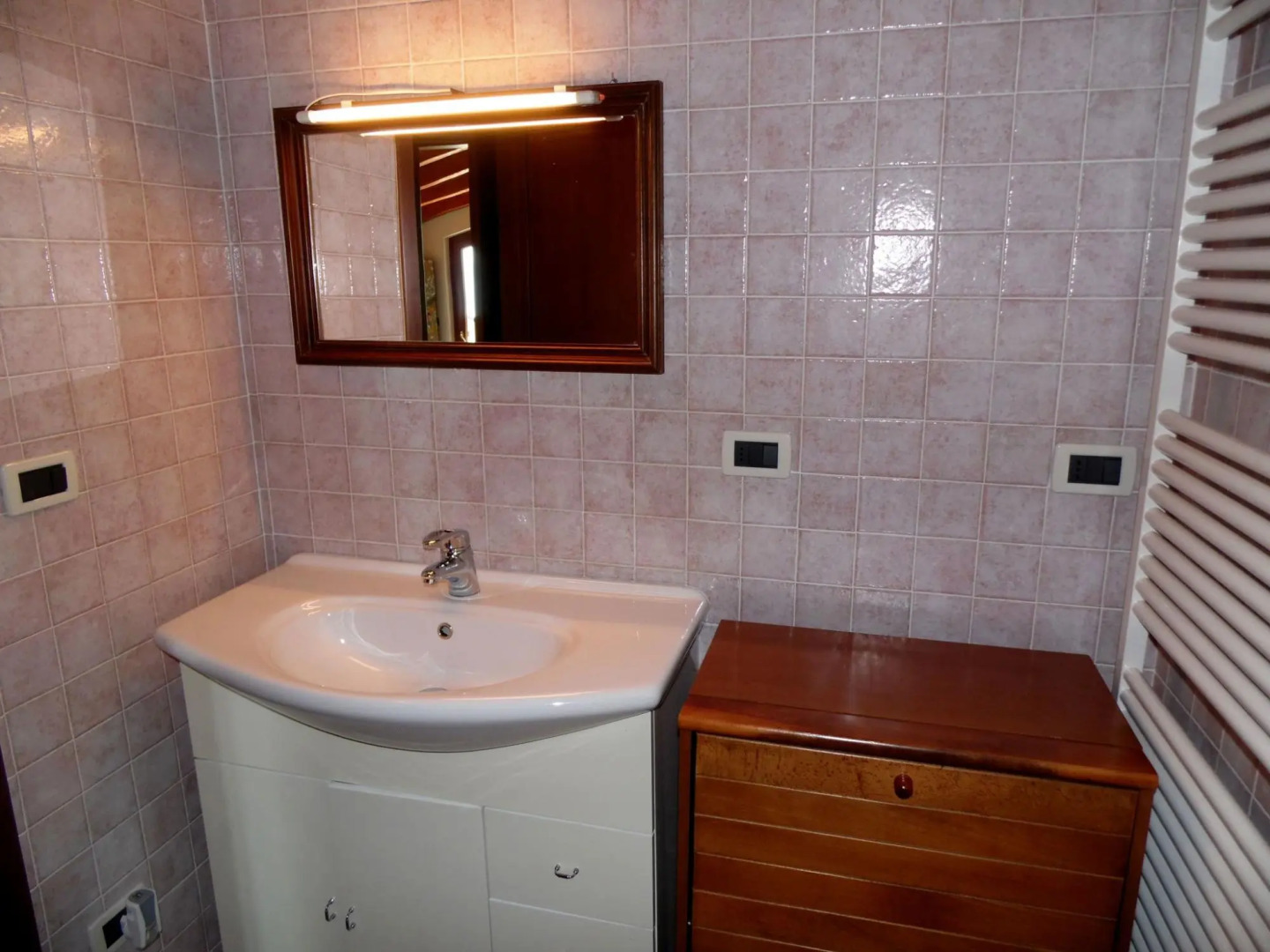 Apartment in 2-floor villa with swimming pool, equipped garden and lake view