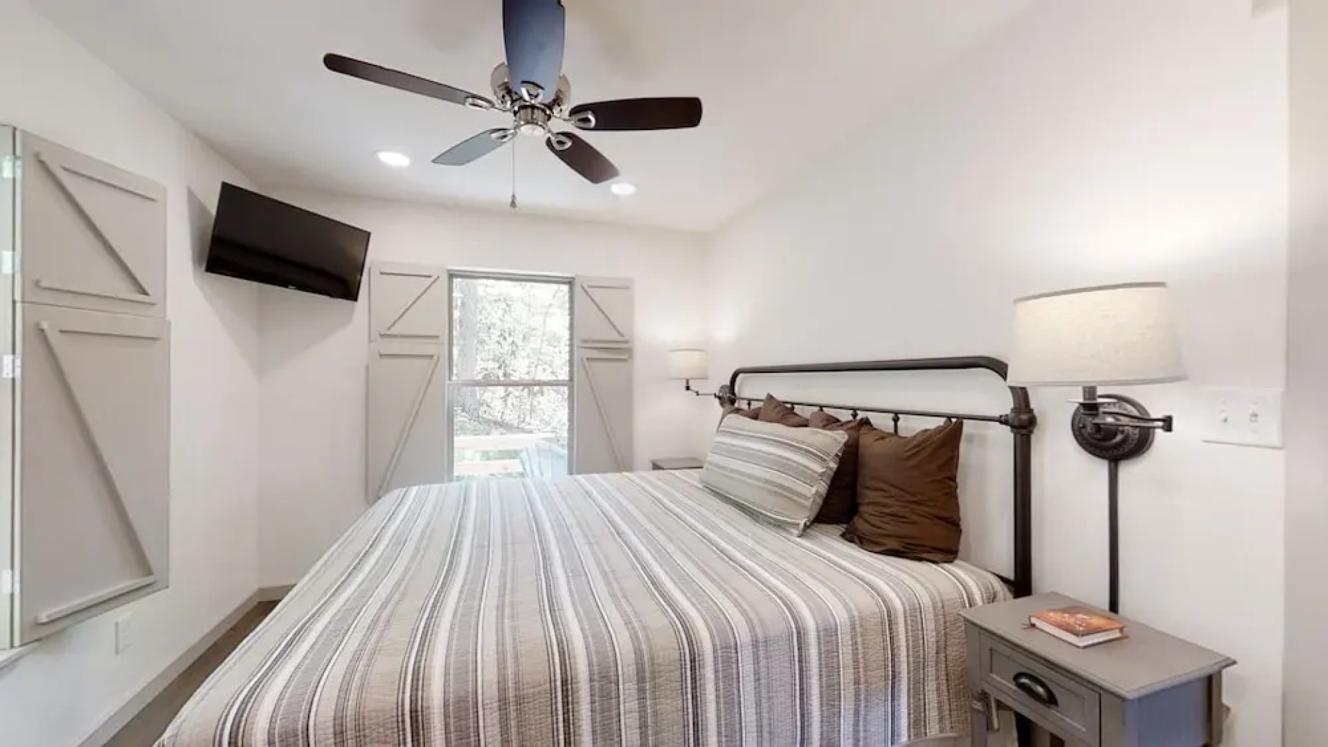 Happy Camper 1 Bedroom Cottage by RedAwning