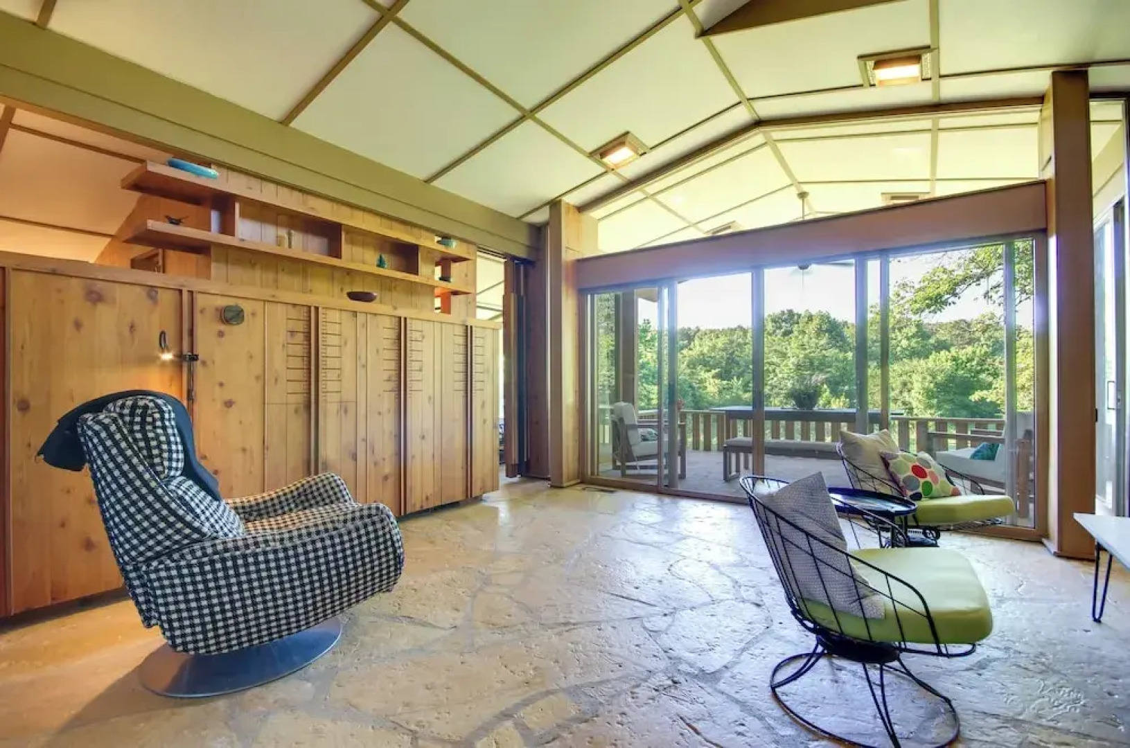 Tranquil Mid-century Modern Cottage w/ Forest View