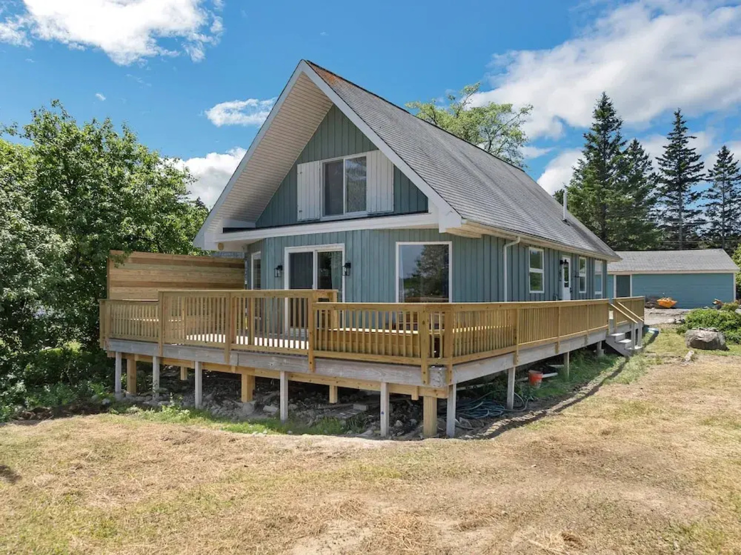 Waterfront Retreat With Stunning Views 3 Bedroom Home