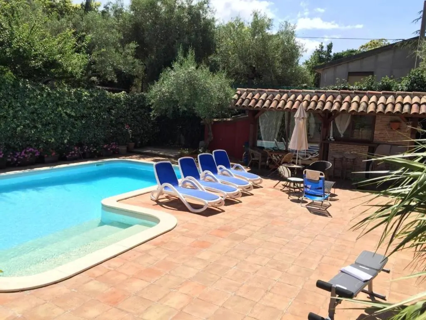 2 bedrooms appartement with private pool enclosed garden and wifi at Ragalna