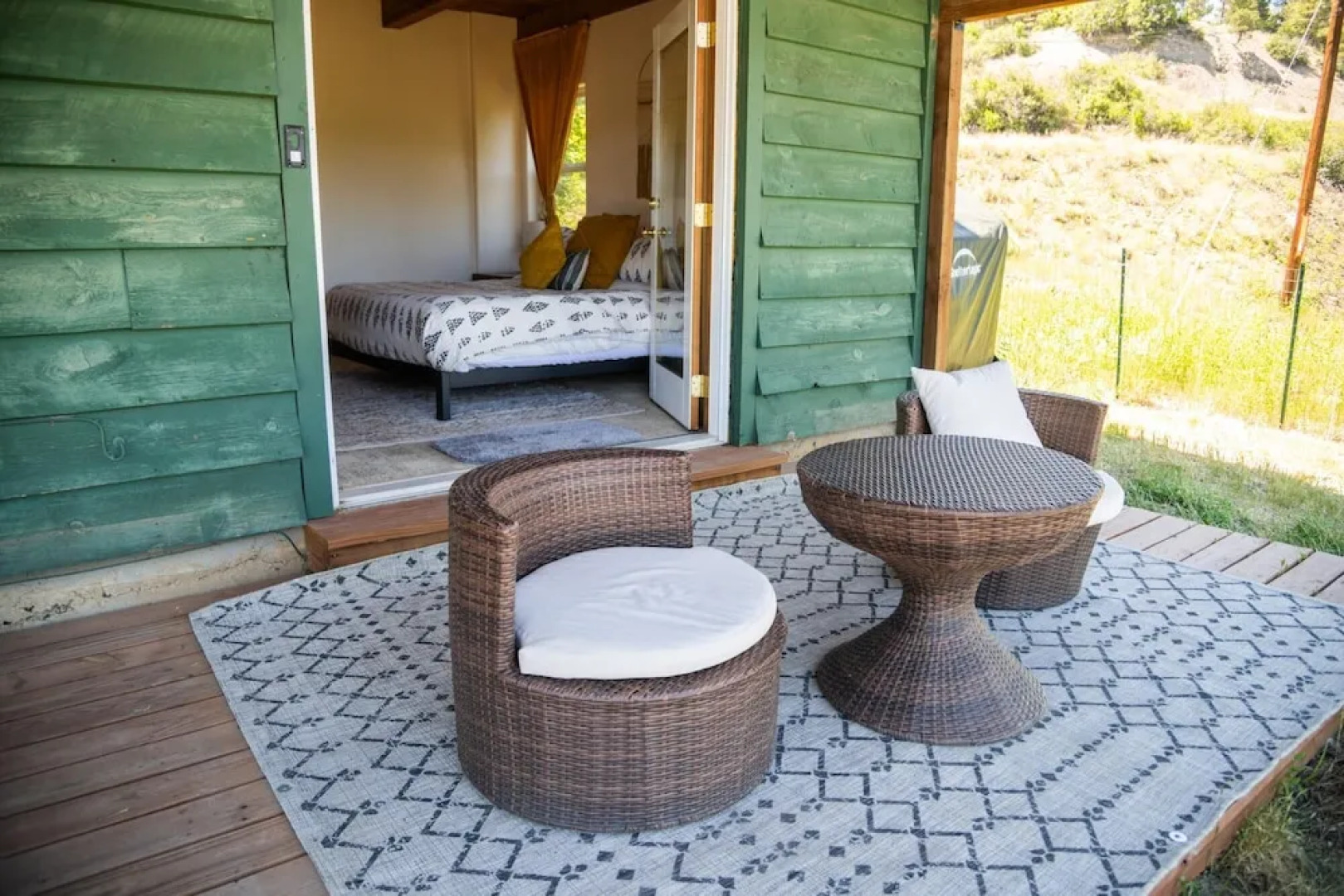 Pet Friendly Downtown Green Cabin Haven