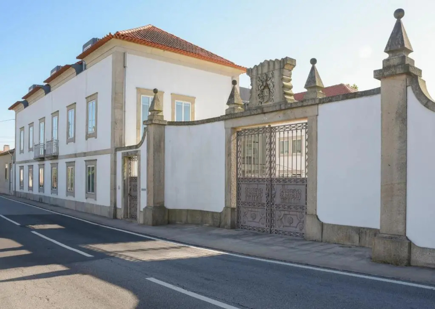 Sundial Gardens & Suites