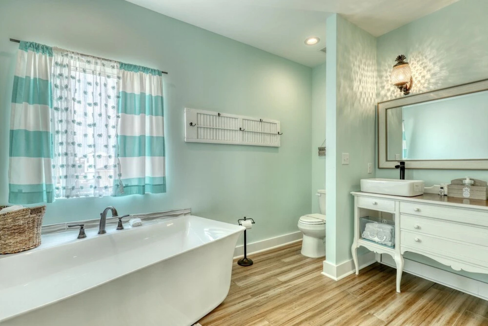 Salty Seahorse - Waterfront! Pet Friendly! Game Room, Pool Table, Beautiful Views - Room For The Whole Family 4 Bedroom Home by RedAwning