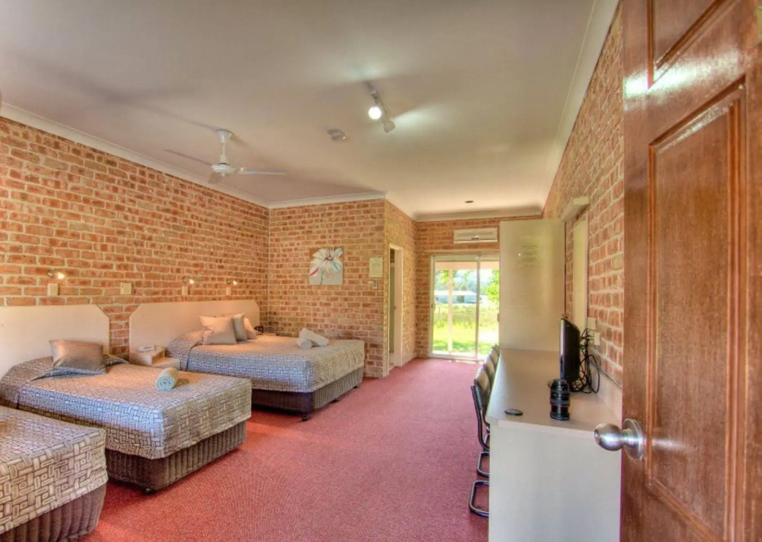 Gloucester Country Lodge Motel