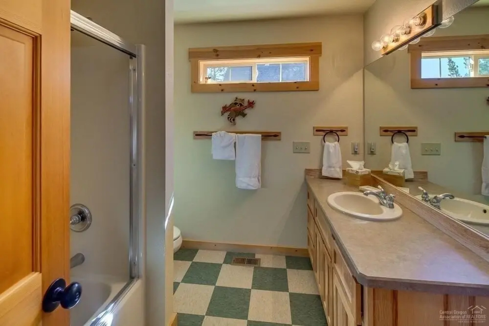 Forest Ridge 2 Bedroom Home by RedAwning