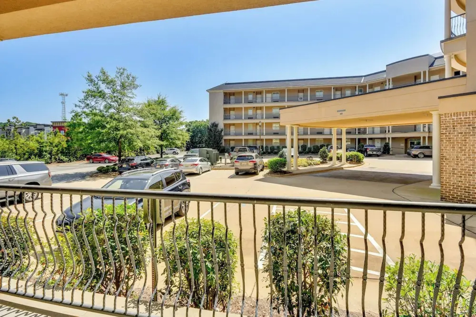 Auburn Retreat w/ Balcony - Walk to Campus!