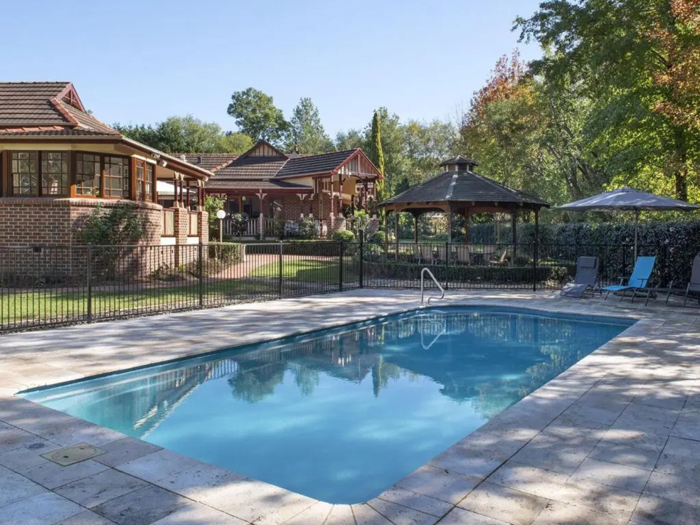 THE ELMS Berry Berry and Surrounds 4pm check out Sundays