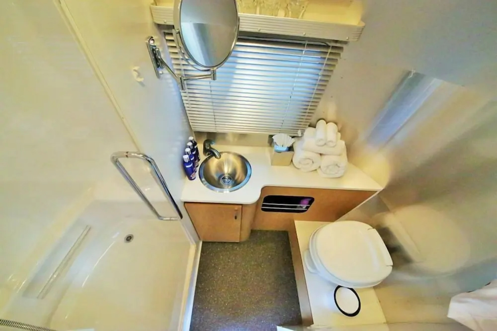 Metro Hotel and Cafe