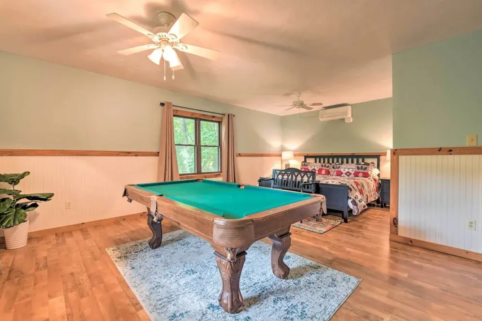 Decks & Mountain Views: Waynesville Getaway!